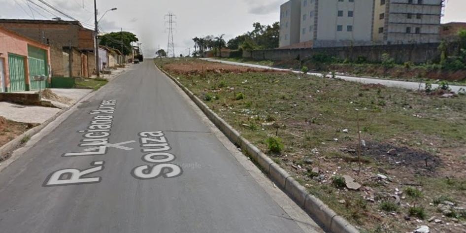 Carro sem motorista desgovernado atropela idoso e colide contra muro em Ribeirão das Neves