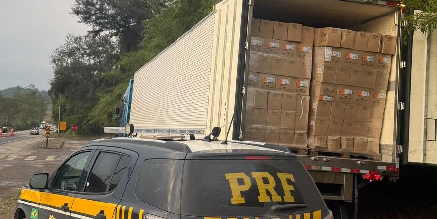Polícia Rodoviária Federal apreende carga de linguiça calabresa avaliada em R$ 200 mil na BR-040, em Minas Gerais