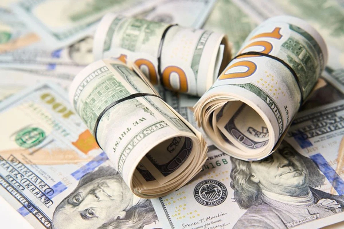 Mercado brasileiro reage positivamente a disputa presidencial acirrada, com queda do dólar e alta na Bolsa