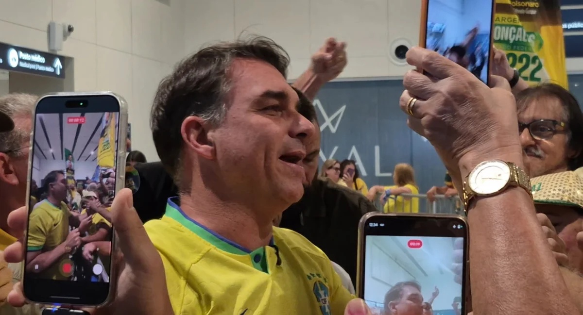 Pesquisa Datafolha revela que Flávio Bolsonaro lidera intenção de votos no segundo turno ao atrair eleitores de candidatos de direita