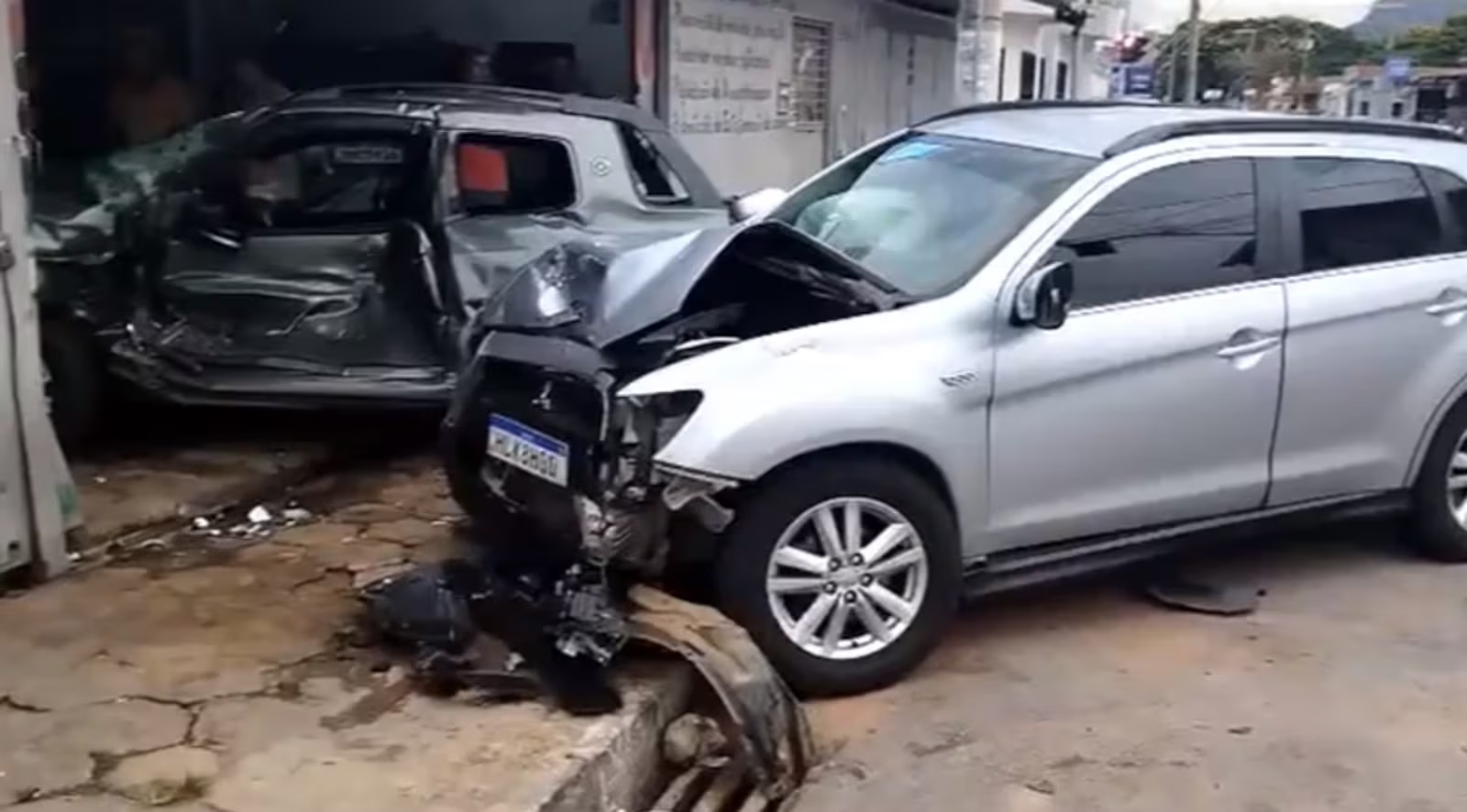 Mulher morre após acidente causado por idosa que sofreu apagão ao dirigir em Minas Gerais; bebê que estava no veículo sobrevive