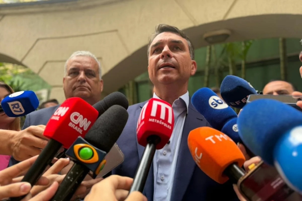 Flávio Bolsonaro defende Mendonça e acusa Moraes de cometer crimes em meio a investigações