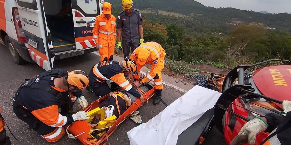 Caminhonete capota e cai em ribanceira de 60 metros na BR-381, na Região Metropolitana de Belo Horizonte
