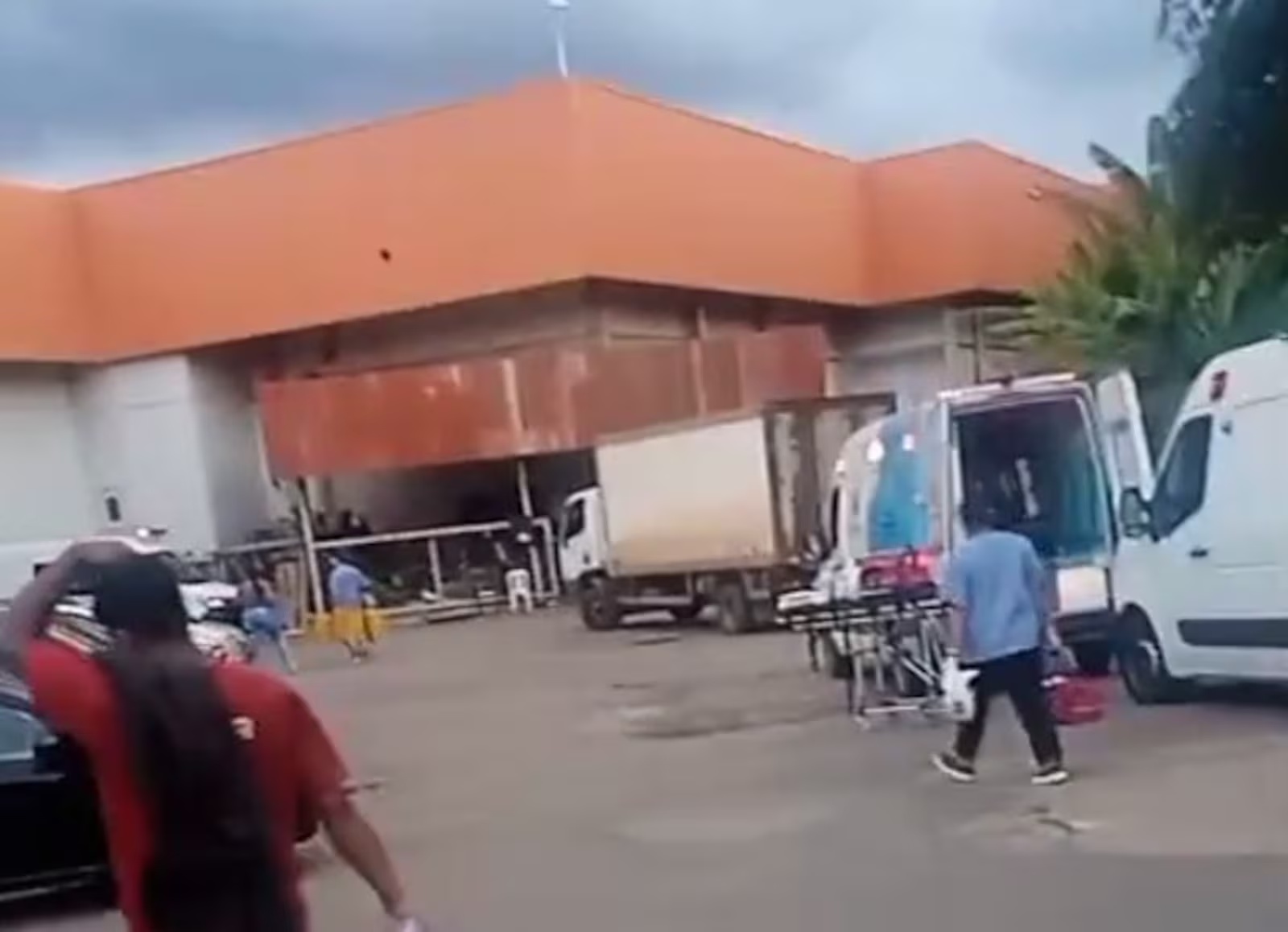 Teto de frigorífico desaba em Brumadinho e deixa oito trabalhadores feridos