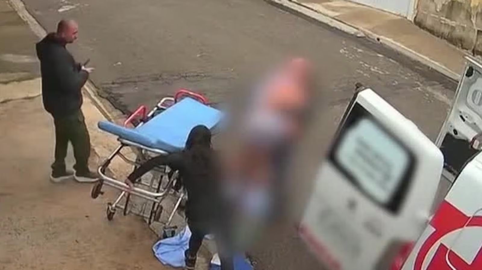 Mulher de 39 anos, paciente oncológica, morre após cair de maca durante transporte em Minas Gerais