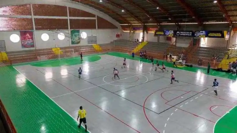 Incidentes durante final dos Jogos Escolares em Divinópolis incluem uso de sinalizador e briga entre adolescentes