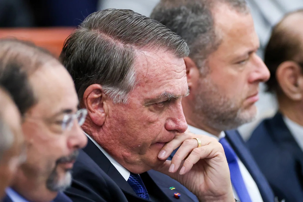 Defesa de Bolsonaro argumenta “data dump” para solicitar suspensão de pena por tentativa de golpe