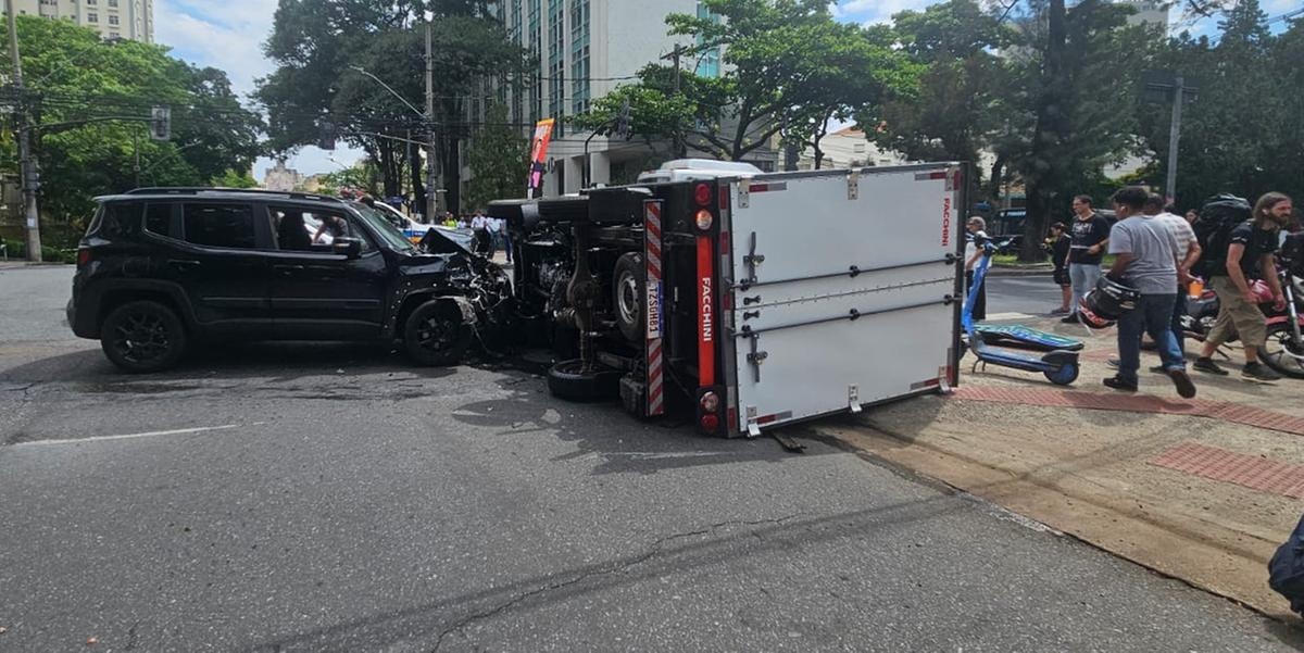 Acidente envolvendo caminhão e carro provoca tombamento e trânsito lento no bairro Floresta, em Belo Horizonte