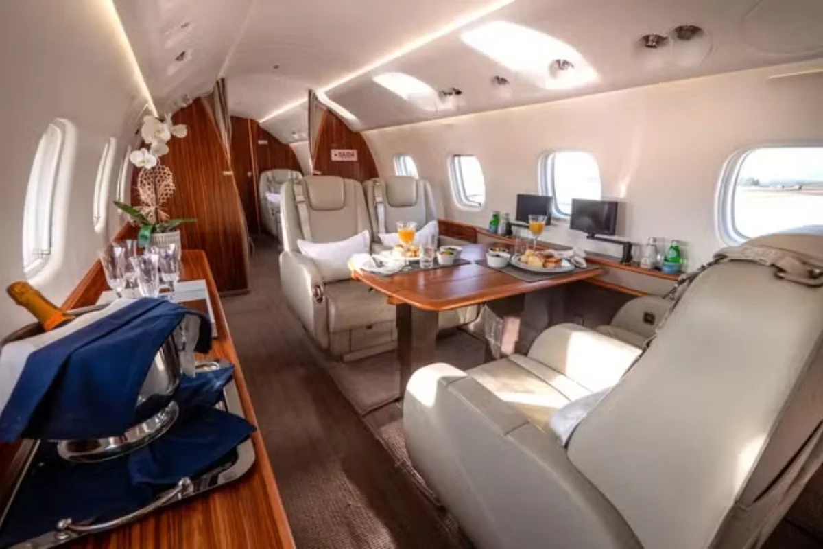 Avião ligado a Vorcaro, utilizado por Flávio Bolsonaro e Moraes, é objeto de revelações e esclarecimentos