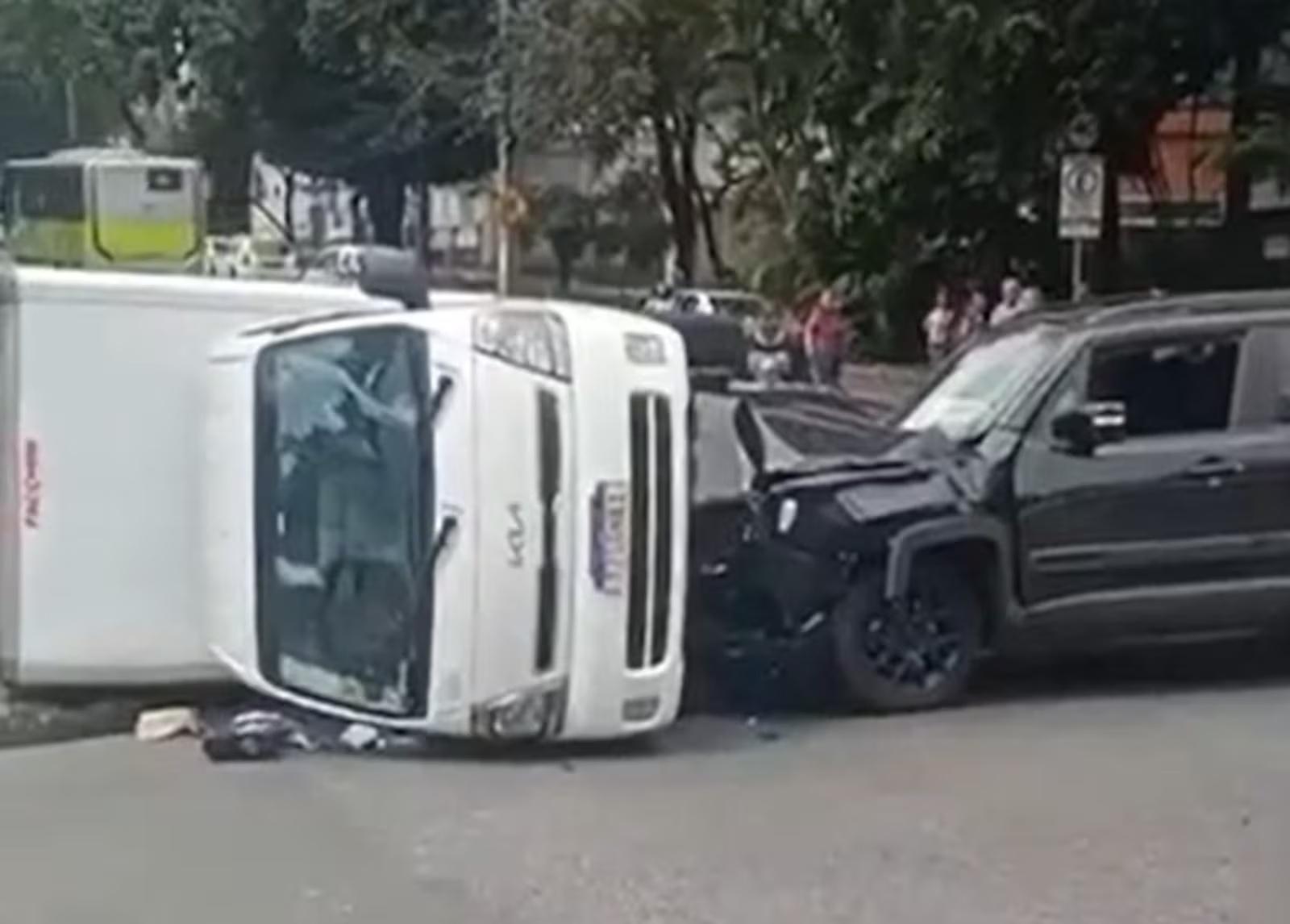 Colisão entre caminhão e carro em cruzamento de Belo Horizonte resulta em vítima ferida