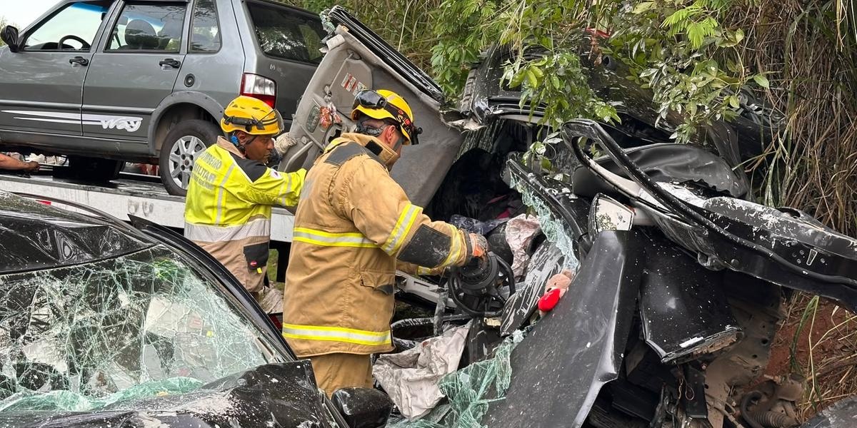 Mulher morre e duas pessoas ficam feridas após colisão frontal na BR-352, em Pará de Minas