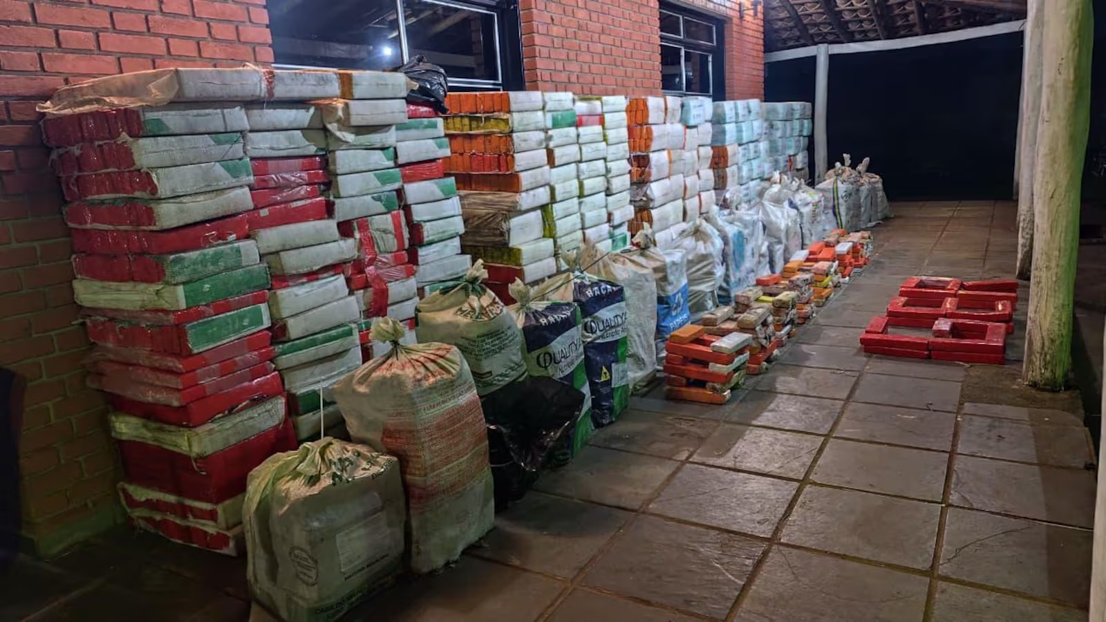 Polícia Militar apreende cerca de cinco toneladas de maconha em Uberlândia e investiga uso de residência por criminosos