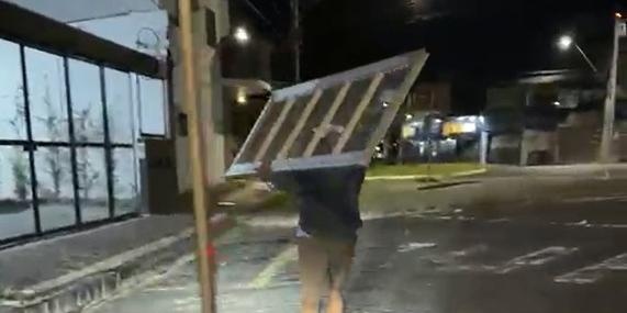 Dois homens são presos ao serem flagrados carregando portão de alumínio furtado em Uberlândia