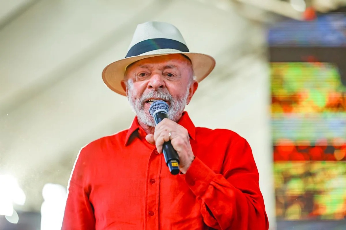 Lula afirma que votar na família Bolsonaro equivale a apoiar Daniel Vorcaro em Pernambuco