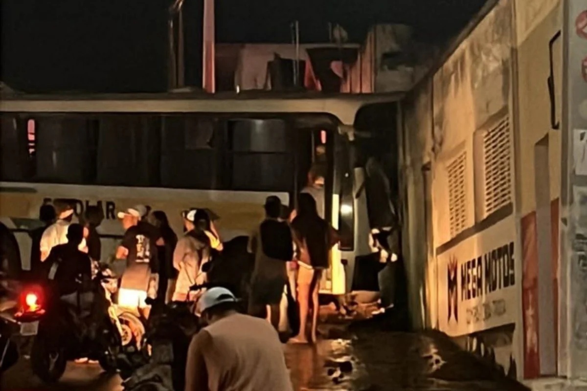 Motorista de ônibus escolar morre e estudantes ficam feridos após colisão em Aroeiras, na Paraíba