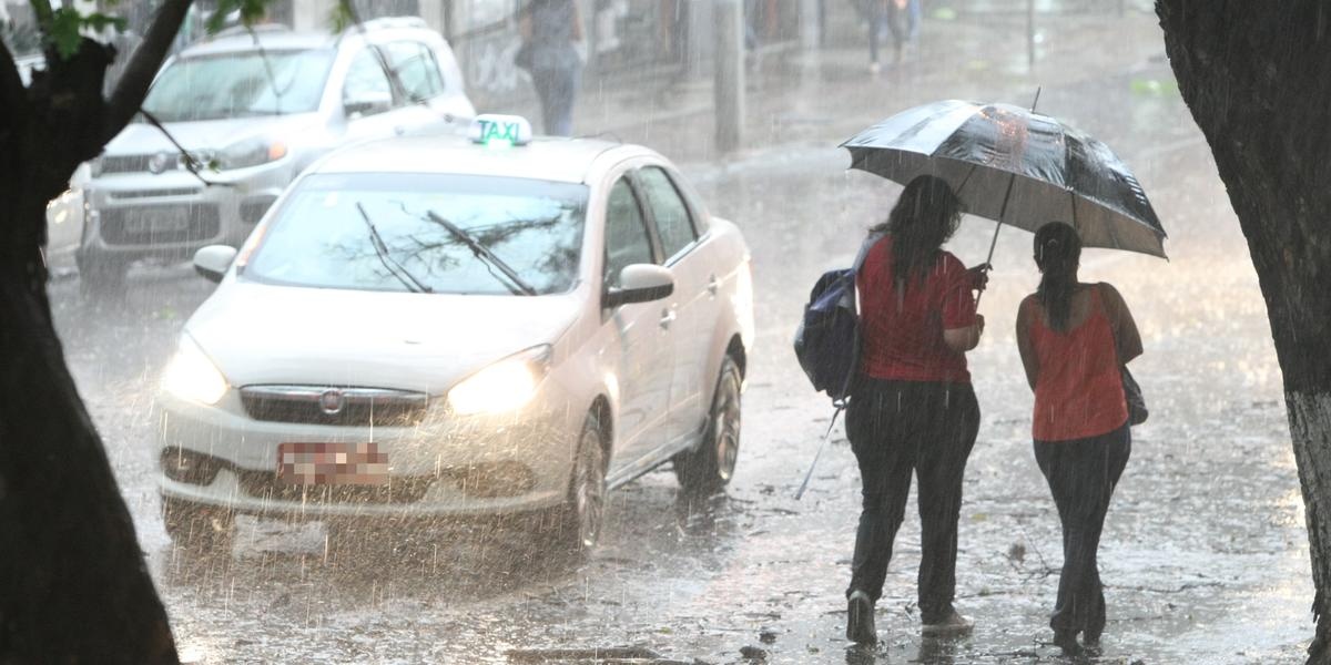 Defesa Civil de Belo Horizonte emite alerta de chuva forte, raios e ventos de até 50 km/h até sábado (26)
