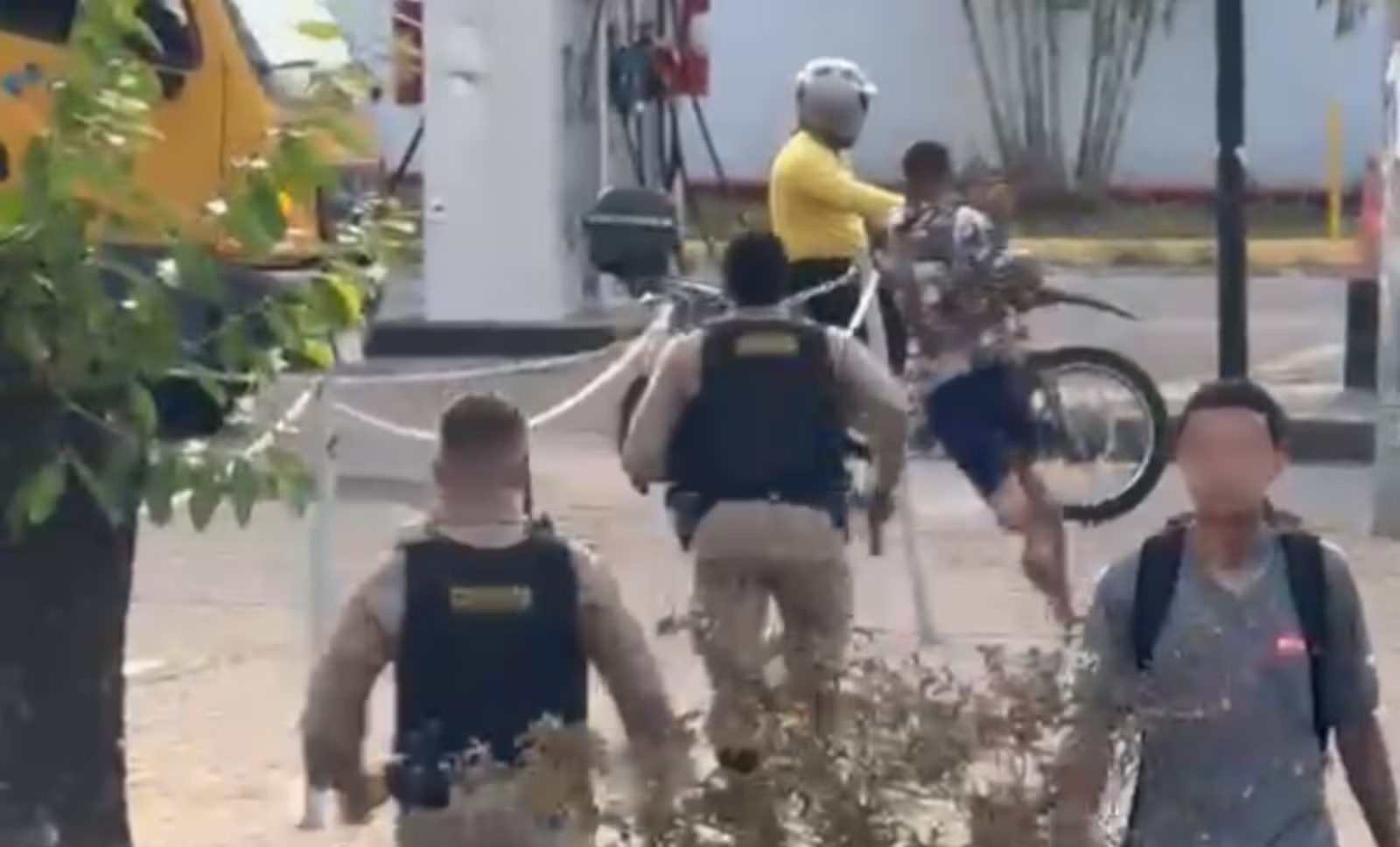 Adolescente com mãos algemadas tenta fugir de abordagem policial em Belo Horizonte e é capturado após perseguição