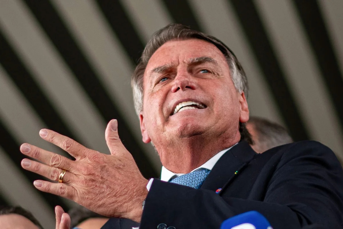 Defesa de Bolsonaro solicita revisão de condenação com base em análise de Caso Master e questionamentos sobre atuação do STF