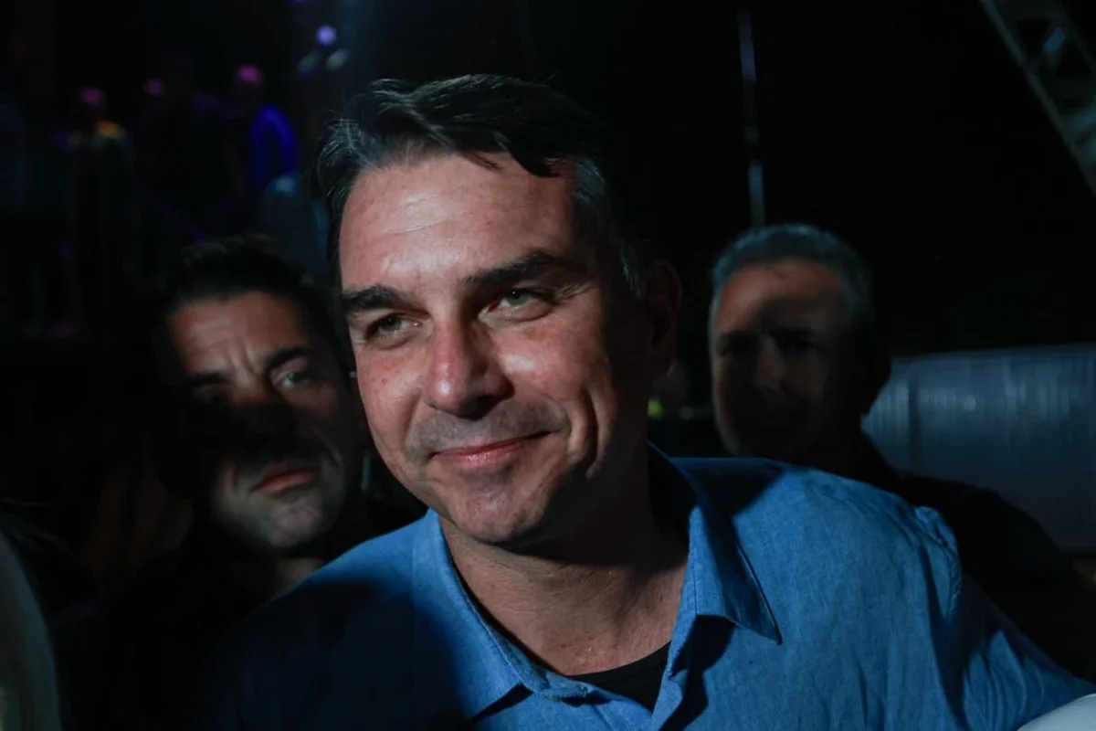 Flávio Bolsonaro solicita prisão de funcionário do Planalto por polêmica envolvendo Nossa Senhora Aparecida