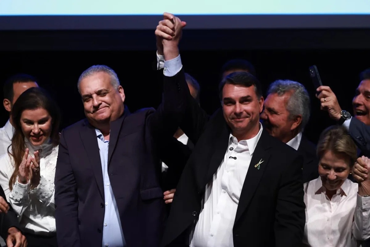 Flávio Bolsonaro planeja estratégia de ataque e busca ampliar apoio no Sudeste para vencer no primeiro turno