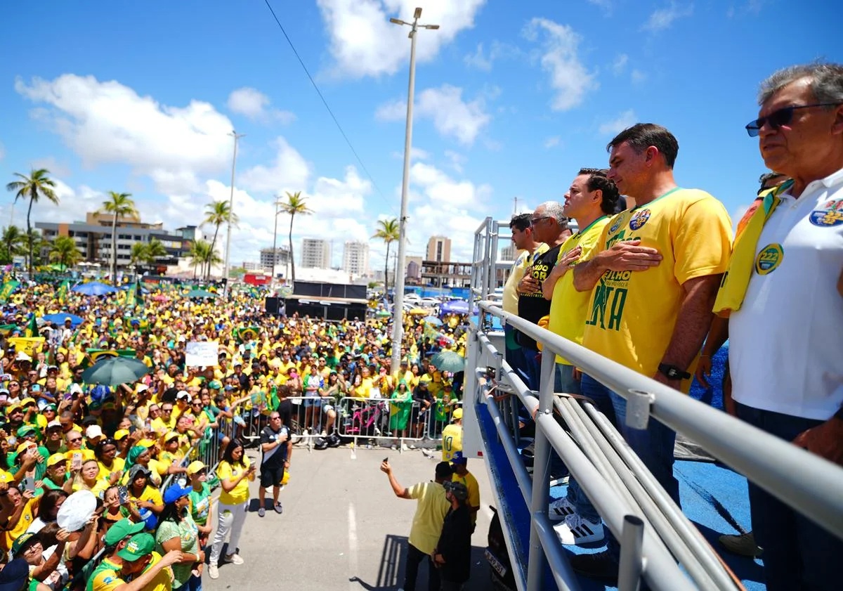 Flávio Bolsonaro evidencia divisão no PL de Sergipe durante visita a Aracaju