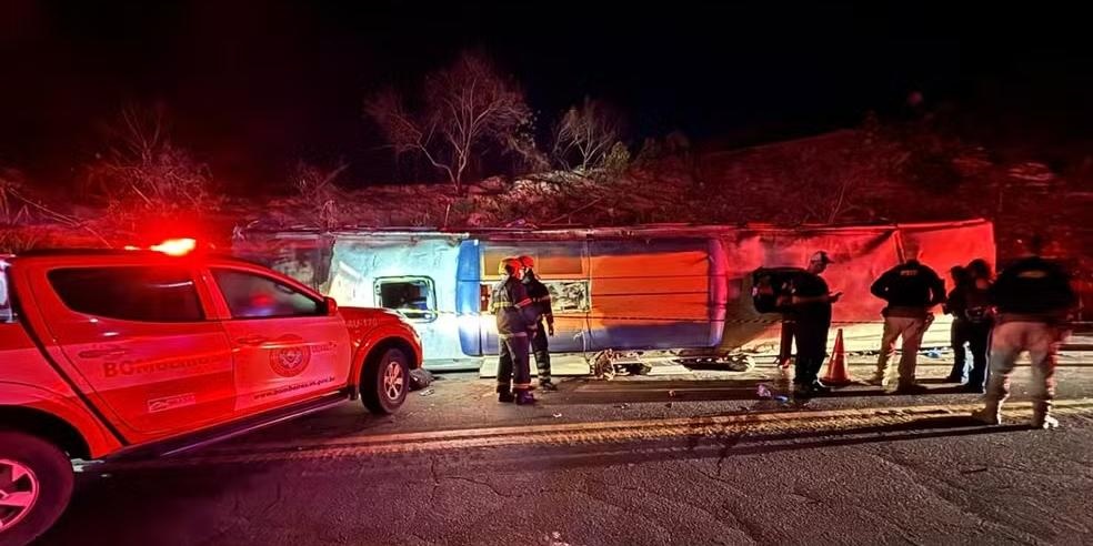 Ônibus que seguia de litoral do Espírito Santo para Belo Horizonte tombou na BR-262, deixando três mortos e mais de 40 feridos
