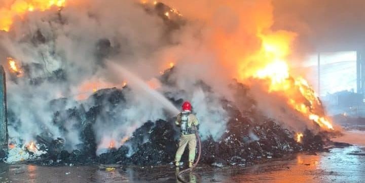 Incêndio destrói galpão de materiais recicláveis na Região Metropolitana de Belo Horizonte