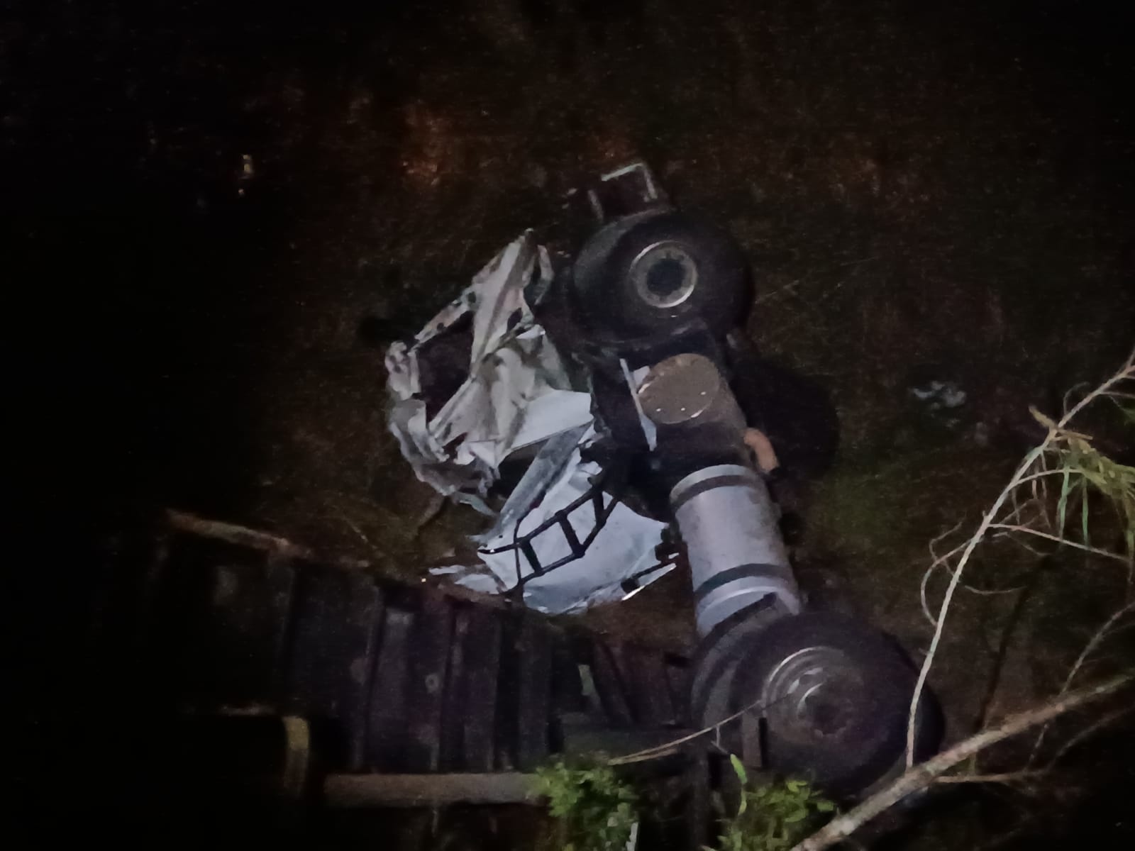Caminhão tombou na BR-494 em Divinópolis, deixando motorista gravemente ferido