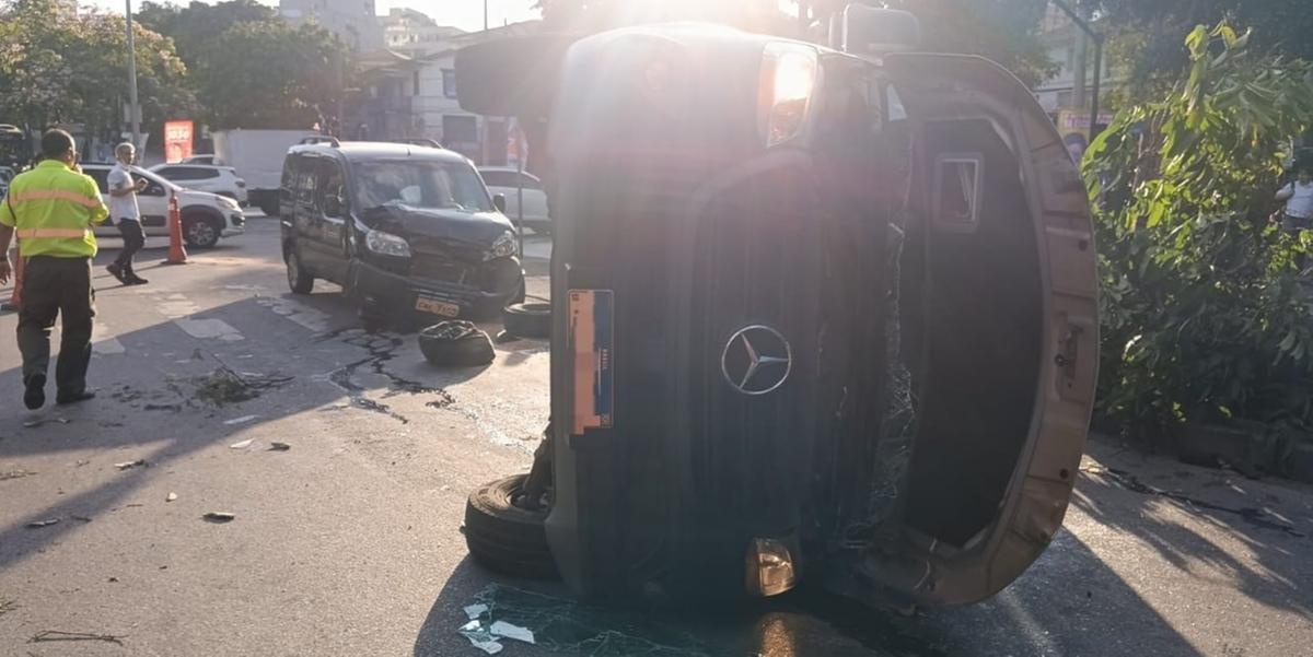 Acidente entre Van e Fiat Doblo na região Centro-Sul de Belo Horizonte deixa seis pessoas hospitalizadas
