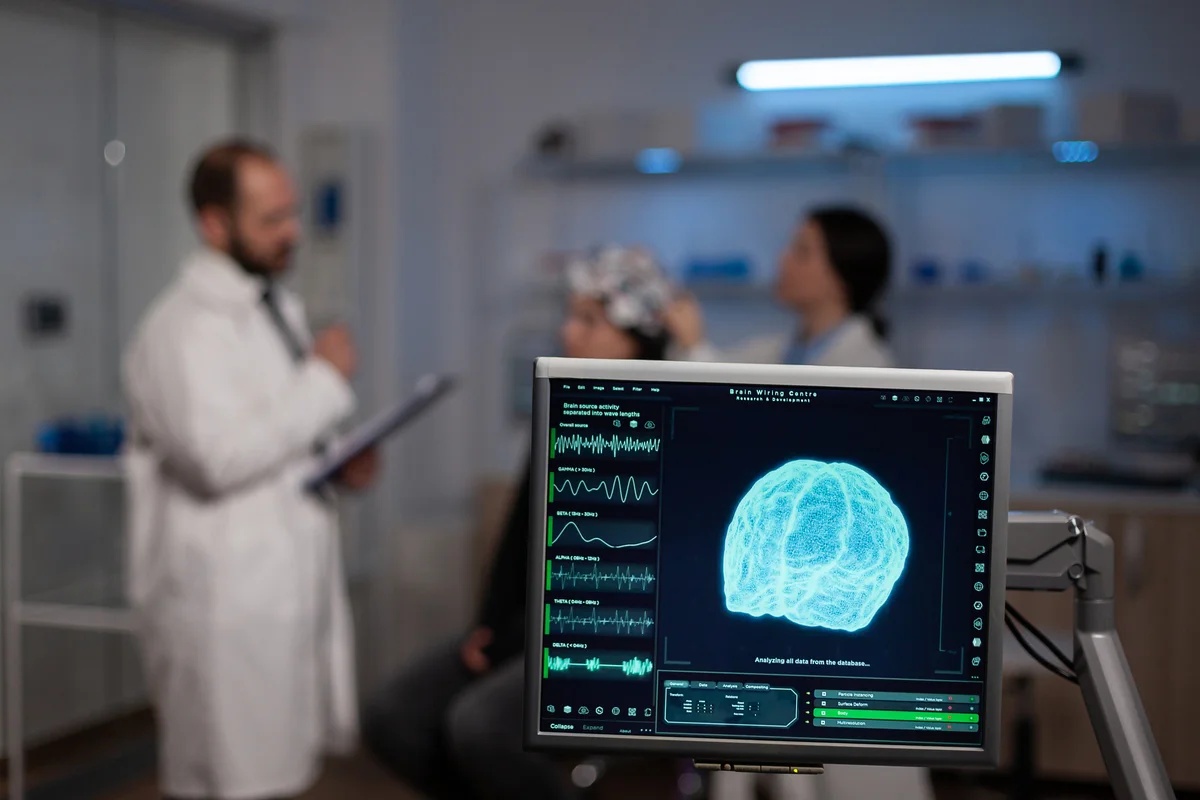 Avanços em microchips cerebrais prometem restaurar mobilidade por meio de leitura neural