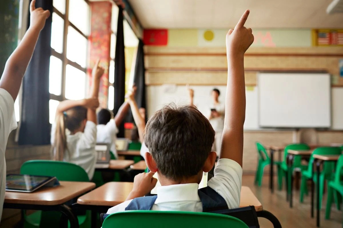Brasil destina um terço do investimento médio por aluno na educação conforme dados da OCDE de 2023