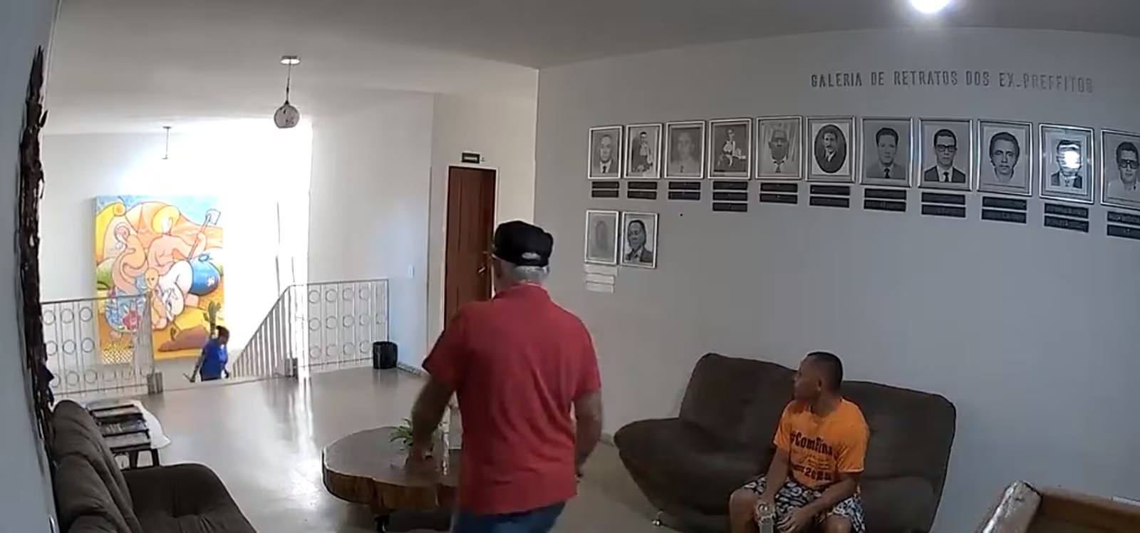 Mulher é detida após esfaquear ex-marido dentro de prefeitura em Joaíma, Minas Gerais