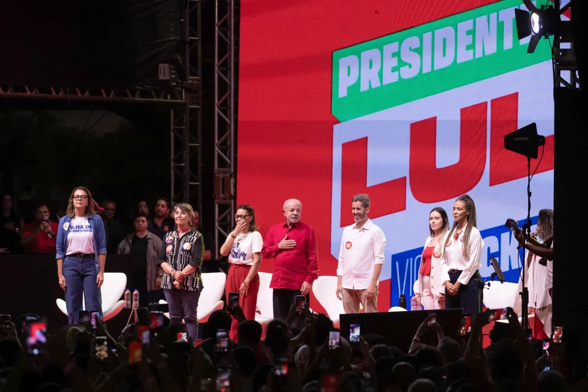 TSE determina suspensão de transmissão de comício de Lula e proíbe uso de painéis eletrônicos em atos de campanha
