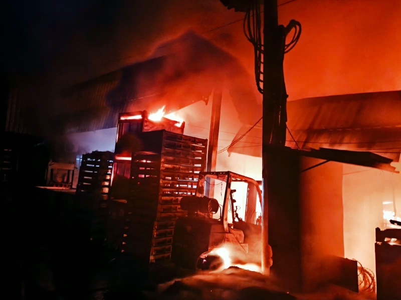 Incêndio em distribuidora de borracha no Distrito Industrial de Divinópolis é controlado após horas de combate