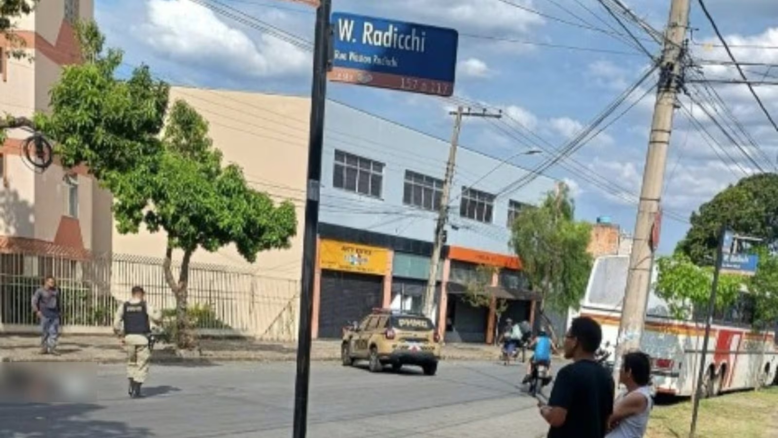 Homem morre após disparo acidental durante troca de tiros na porta de bar em Belo Horizonte