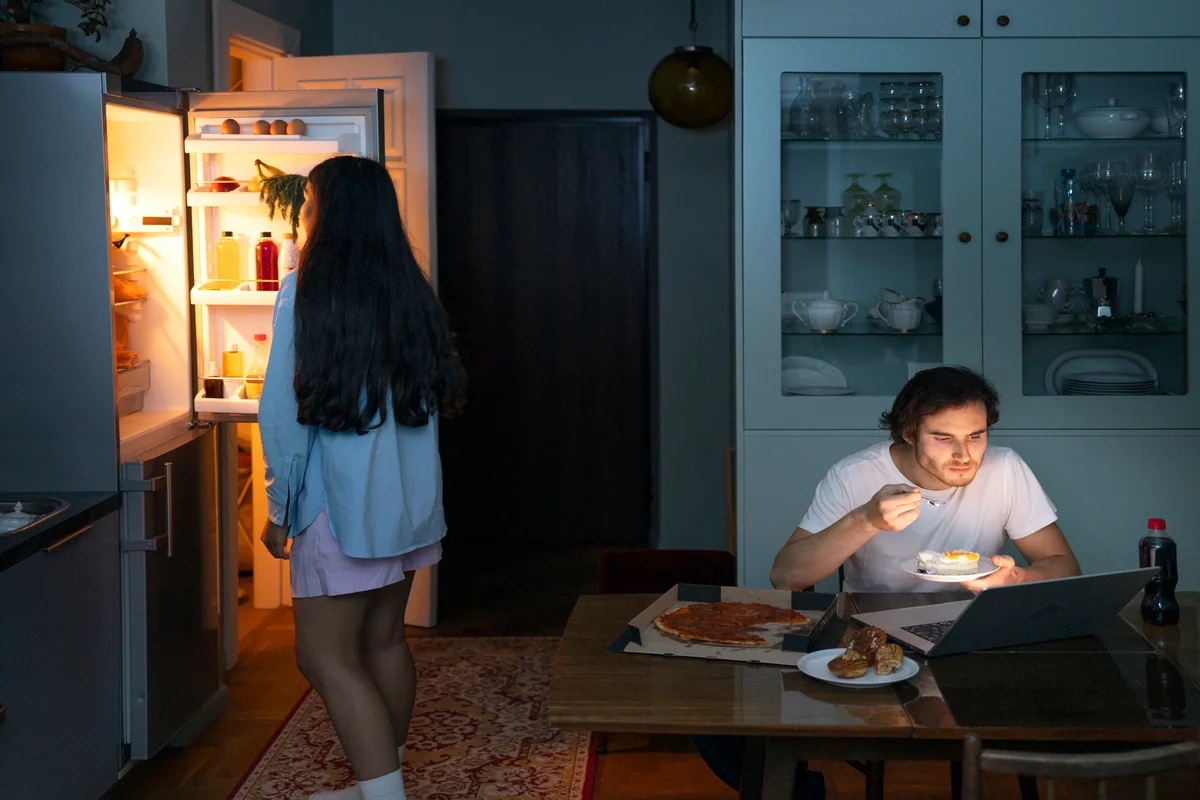 Refeições realizadas durante a madrugada podem prejudicar o metabolismo e aumentar riscos à saúde