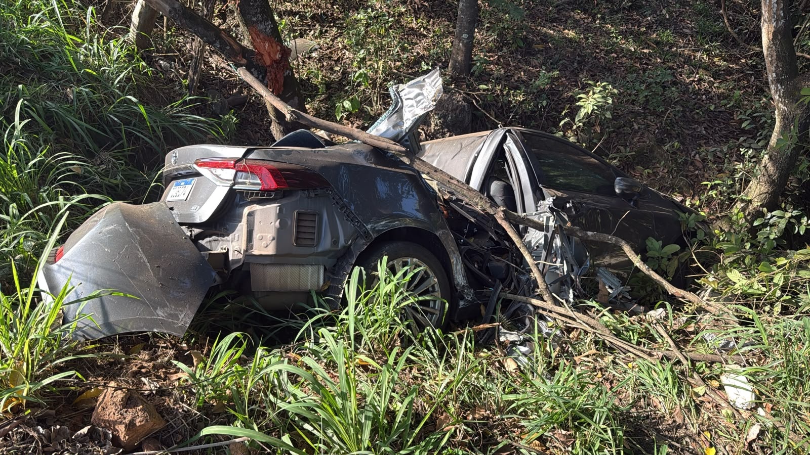 Motorista perde controle de veículo após susto com caminhão e cai em ribanceira na MG-050 em Carmo do Cajuru