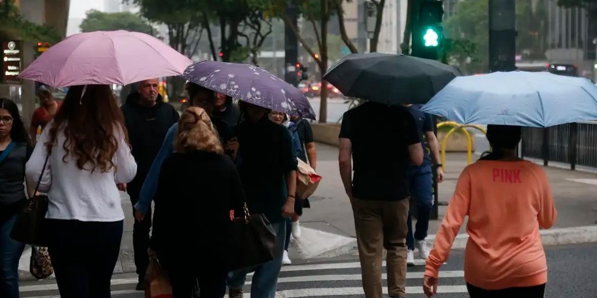 Belo Horizonte em alerta de chuvas com raios e ventos fortes até esta quinta-feira (1º)