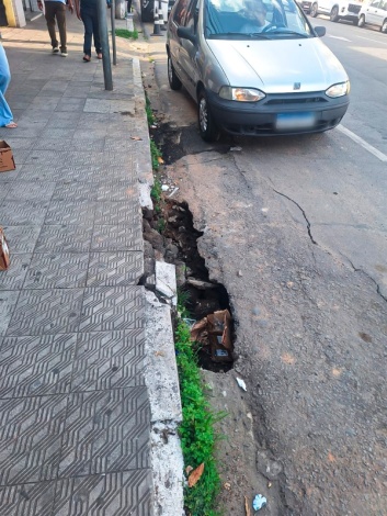 Prefeitura de Divinópolis realiza interdição parcial na Avenida Primeiro de Junho para inspeções e reparos na rede de abastecimento