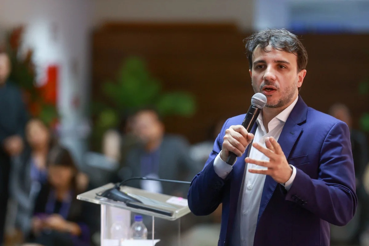 Renan Santos protocoliza pedidos de impeachment de ministros do STF por supostos crimes de responsabilidade