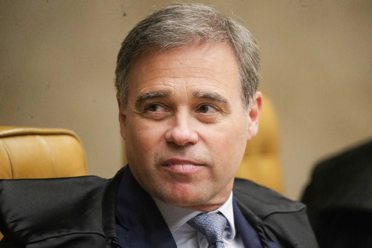 André Mendonça determina remoção de vídeos com inteligência artificial que associam imagem do ministro a críticas a Flávio Bolsonaro