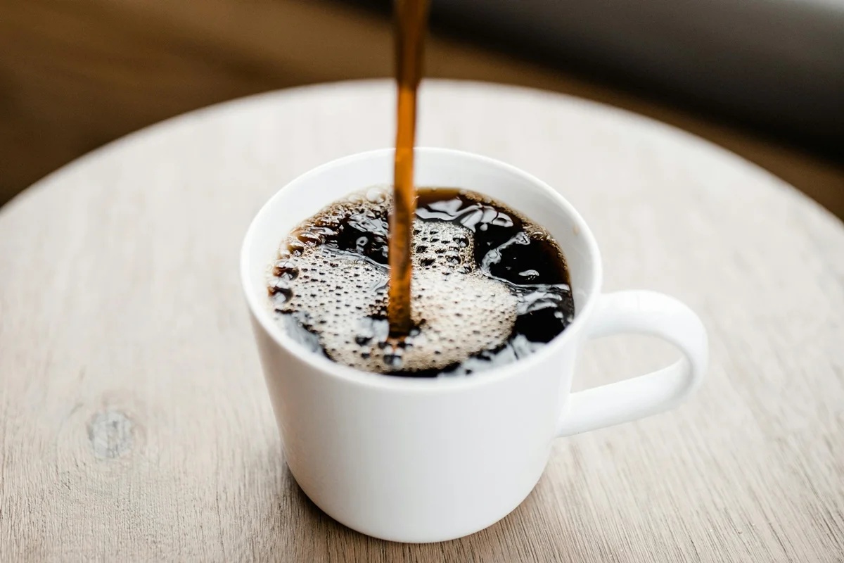 Consumo excessivo de café está associado ao enfraquecimento ósseo em mulheres idosas, aponta estudo