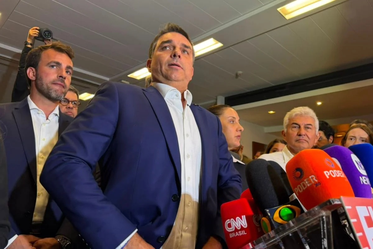 Flávio Bolsonaro mantém vantagem nas pesquisas, mas enfrenta desafios relacionados a investigações e alianças políticas