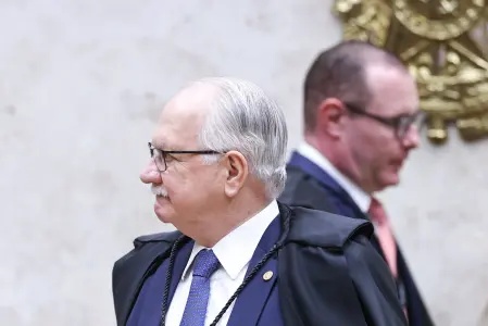 Fachin determina retirada de pedido de investigação de Moraes contra Mendonça do inquérito das fake news