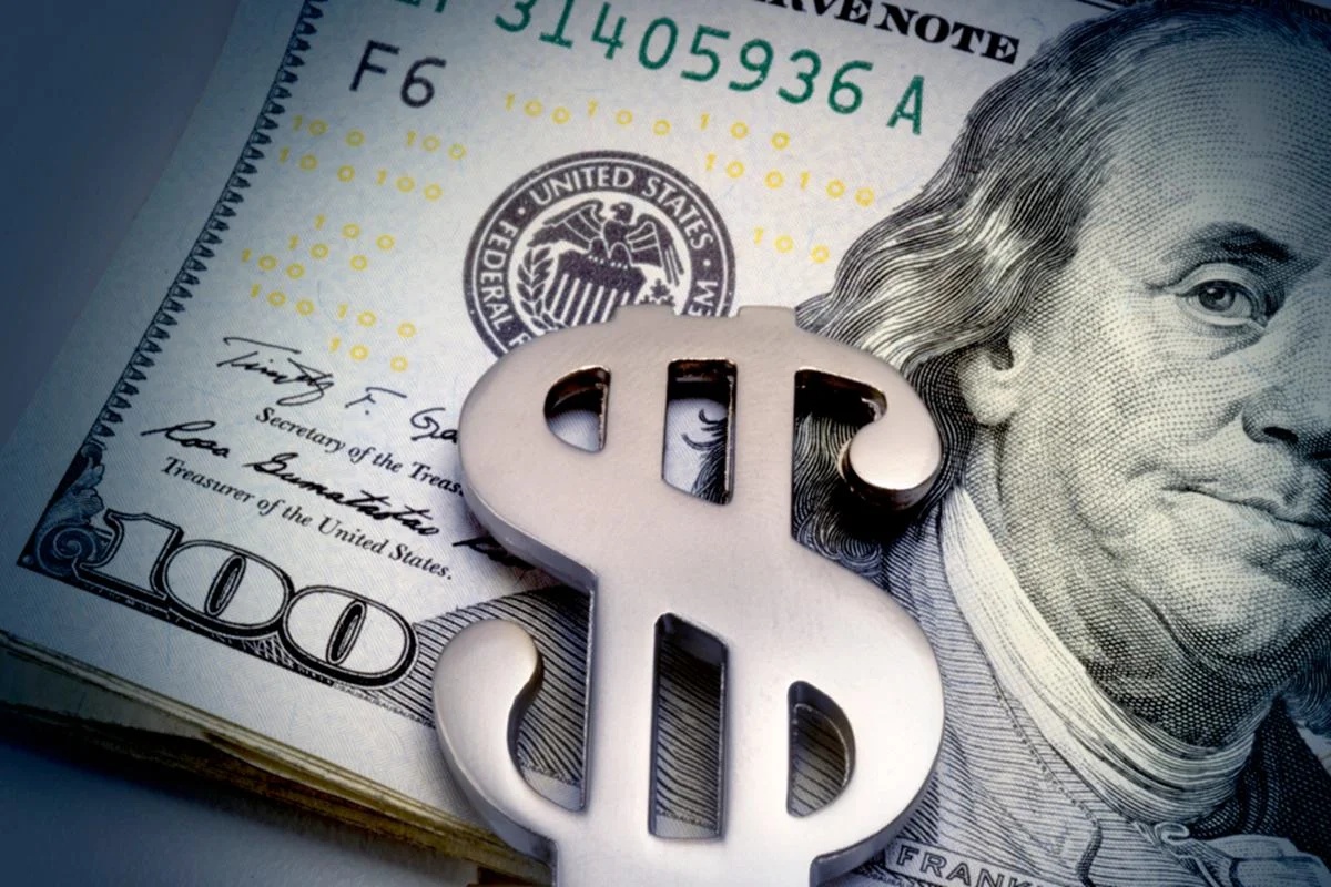 Dólar sofre queda e Bolsa brasileira registra alta sustentada por entrada de capital estrangeiro e valorização do petróleo