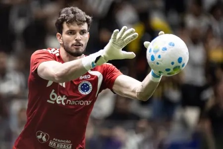 Ex-goleiro do Cruzeiro destaca potencial de Otávio na Seleção Brasileira e recomenda acompanhamento do jogador