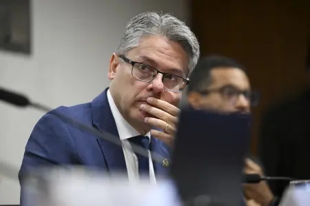 Senado: Alessandro Vieira anuncia novo pedido de impeachment de Moraes e critica relação com banqueiro