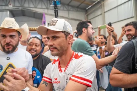 Cleitinho Azevedo realiza caminhadas em três cidades de Minas Gerais e participa da ExpoCláudio neste sábado