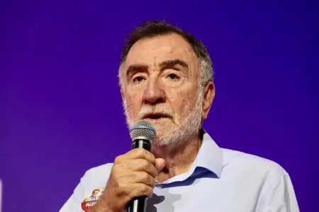 Patrus Ananias realiza caminhada e visita mercado em Salinas durante agenda de campanha no Norte de Minas