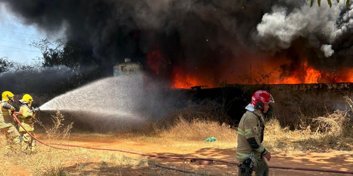 Incêndio em galpão com materiais plásticos ameaça áreas próximas na Zona Norte de Montes Claros